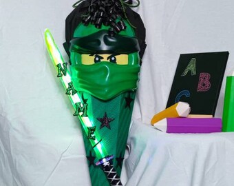 Schultüte im "Ninjago Lloyd" Style, mit Origina-Lloyd-Maske und Leuchtschwert