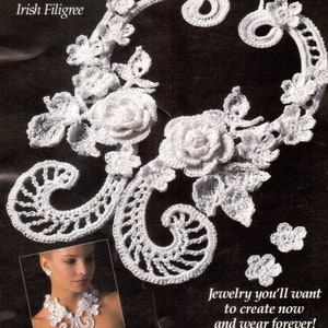 Op de afbeelding: Witte gehaakte sieraden met een bloemenmotief. De sieraden zijn in de vorm van een ketting en oorbellen. De tekst "Irish Filigree" en "Jewelry you'll want to create now and wear forever!" is zichtbaar in de afbeelding.