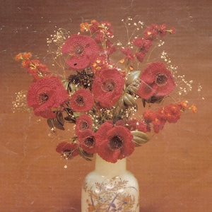 Vintage crochet red poppy flower pattern