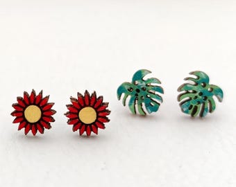 Daisy and monstera stud earrings, handmade set wood earrings, red green jewelry