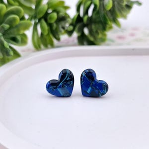 Pendientes de corazón negro y azul: joyería de arcilla polimérica para frikis