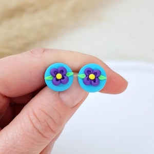Paarse bloemenoorbellen, blauwe bloemstekers van polymeerklei, handgemaakte mini-oorbellen, kleine bloemstekers