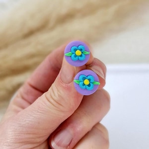 Paarse bloemenoorbellen, blauwe bloemstekers van polymeerklei, handgemaakte mini-oorbellen, kleine bloemstekers