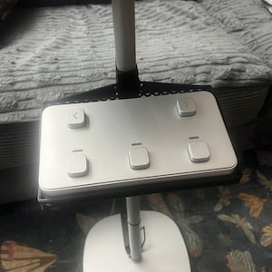 Estante para pedales LAVA Studio – Soporte para pedales y bandeja para accesorios para el soporte LAVA Studio – Estante para púas de guitarra, cejilla y afinador. Ajuste perfecto.