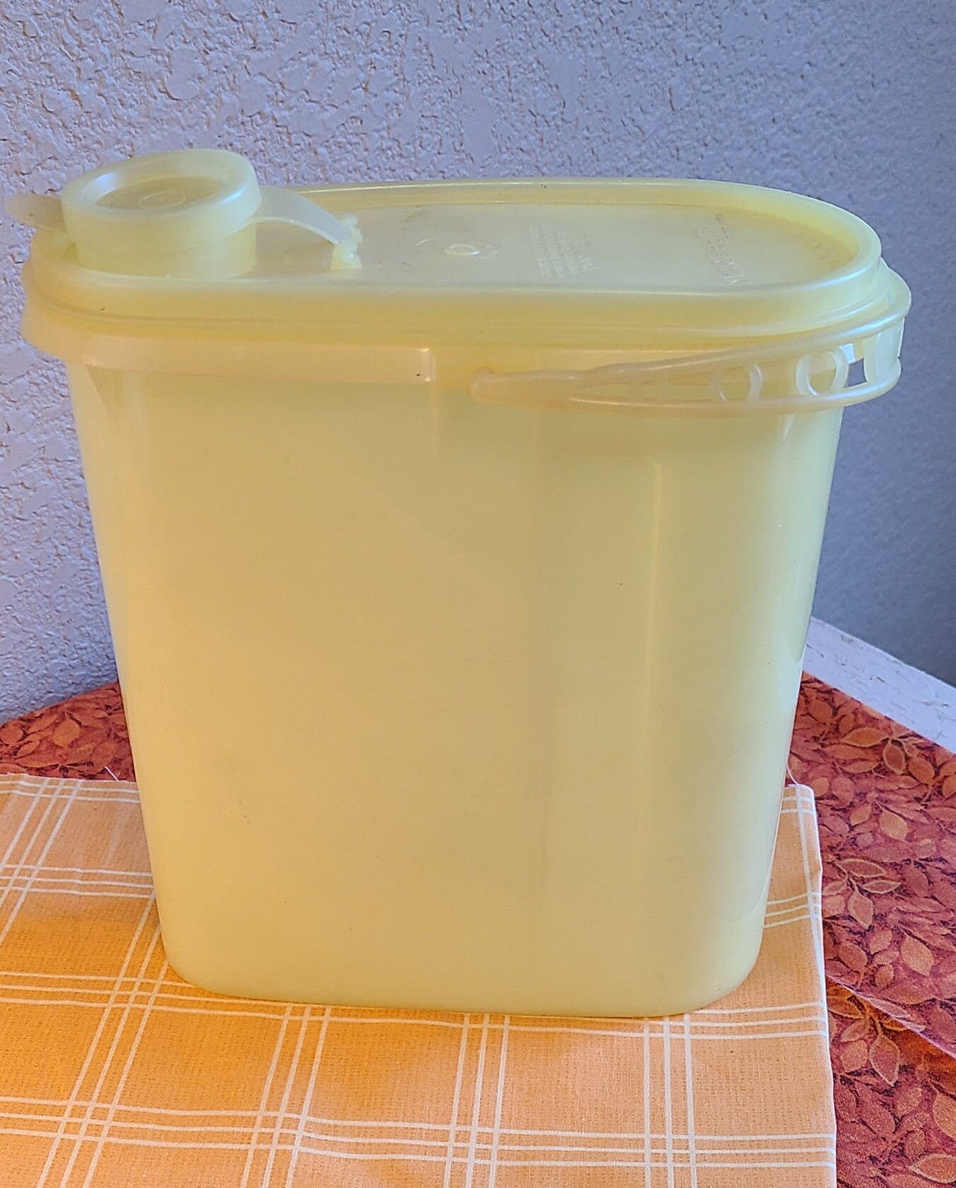 Vintage Tupperware 587 2 Qt Beverage Buddy Yellow Pitcher Handle Free USA  Shipping - Yahoo Shopping