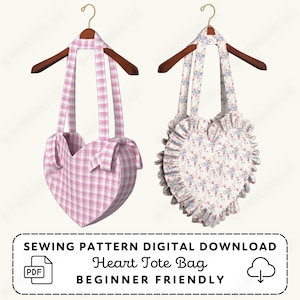 Op de afbeelding: Twee hartvormige tote bags hangend aan houten kledinghangers. De linker tas heeft een roze en wit ruitpatroon met strikjes aan de zijkanten. De rechter tas heeft een witte bloemenprint met blauwe en roze bloemen en ruches aan de randen. De tekst luidt: SEWING PATTERN DIGITAL DOWNLOAD Heart Tote Bag BEGINNER FRIENDLY.