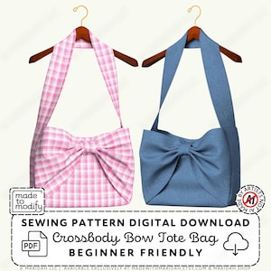 Peut inclure: Deux sacs fourre-tout à bandoulière avec de grands nœuds sur le devant, suspendus à des cintres en bois. Un sac présente un motif à carreaux rose et blanc, l'autre est bleu uni. Texte inclus : made to modify, SEWING PATTERN DIGITAL DOWNLOAD, Crossbody Bow Tote Bag, BEGINNER FRIENDLY.