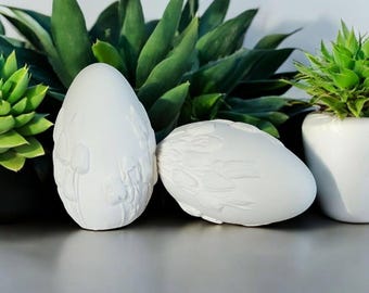 Decoratief gipsen paasei met tulpen