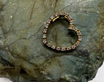 Colgante de corazón de plata de ley en tono dorado y circonita cúbica de 3/4" (3726)