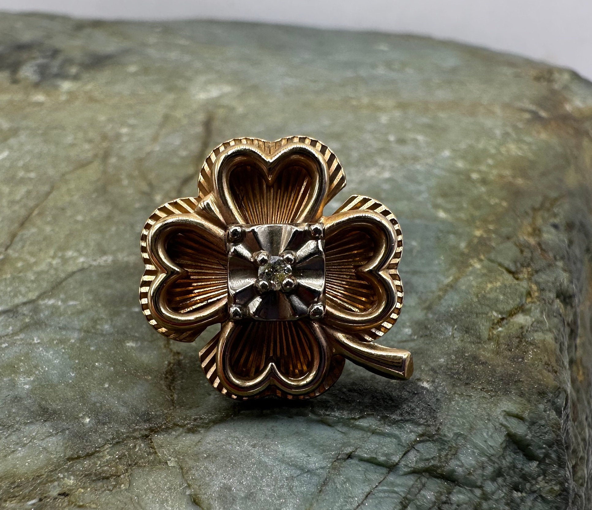 美品　クローバー　モチーフ　ピアス　ゴールド　ヴィンテージ　刻印　ロゴ imgrc0089847632.jpg