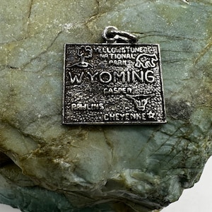 Vintage Sterling Silver Wyoming Souvenir Charm Pendant 3/4&quot; (3829)