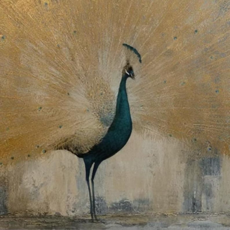 Op de afbeelding: Een schilderij van een pauw met een donkerblauwgroen lichaam en een grote, uitgewaaierde staart met gestructureerde gouden en metallic bronzen veren. De vogel staat in profiel tegen een neutrale achtergrond met subtiele, verweerde texturen.