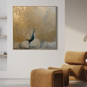 Op de afbeelding: Een vierkant wandkunstwerk met een pauw met een grote, uitgewaaierde staart uitgevoerd in metallic bladgoud. Het lichaam van de pauw is diepblauwgroen en staat tegen een gestructureerde, neutrale achtergrond met subtiele grijze en witte penseelstreken.