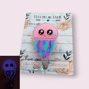 Carrete de insignia de medusa rosa, soporte de identificación que brilla en la oscuridad, tirador de insignia de verano