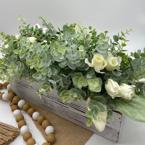 Faux Eukalyptus im hölzernen Pflanzgefäß, sommerliches Grün für den Esstisch, Bauernhausarrangement weiße Box, künstliche Pflanzen Manteldekor