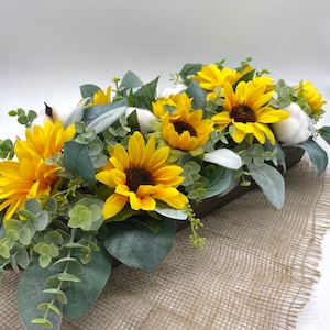 Sonnenblumen-Mittelstück für Esstisch, Bauernhaus-Arrangement im Holzpflanzer, Sommerblumen-Wohnkultur, rustikale Manteldekorationsidee