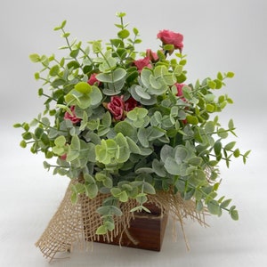 Rustikales Arrangement, Frühlingsgesteck in einzigartigem Pflanzgefäß, realistische Flora in Holzvase, Küchendekoration