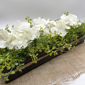 Frühlingsgesteck im Holzpflanzer, Bauernhaus Blumenschmuck, Kunstblumen für Esstisch, weiße Hortensie in langer Holzvase, Geschenk