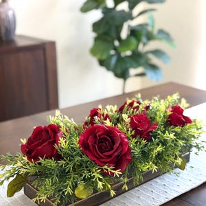 Rote Rosen Tischdekoration, realistisches Blumengesteck, künstliche Blumen im langen Holzkasten, Wohnzimmerdekor, Valentinstagsgeschenk