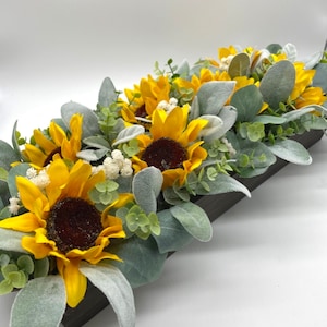 Sommer-Sonnenblumen-Mittelstück im hölzernen Pflanzer, modernes Bauernhausarrangement für Esszimmer, florale Wohnkultur, Kücheninsel-Dekoration