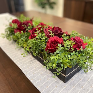 Bauernhaus-Arrangement mit realistischen roten Rosen, florales Herzstück im Holzpflanzer, künstliche Blumen für den Esstisch, Kunstblumen-Wohnkultur