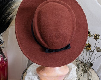 DISTINGUISHED 1940s\' BROWN FEDORA WITH TAFFETA BOWS + UNIQUE BRIM EDGING Vintage 1940 main image 4