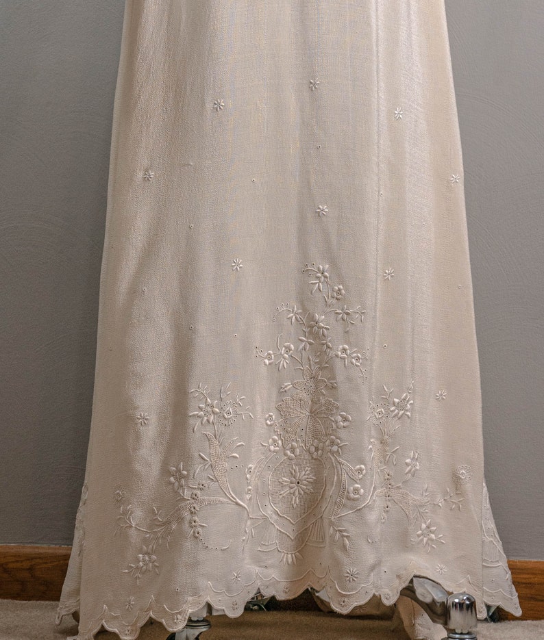 Twist-Detail Silk-Crepe Gown Gentle beautiful and grand