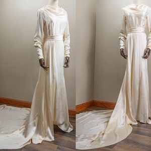 1930s Brautkleid aus cremefarbenem Seidensatin: Schräger Wasserfallausschnitt, klassische Eleganz, klein