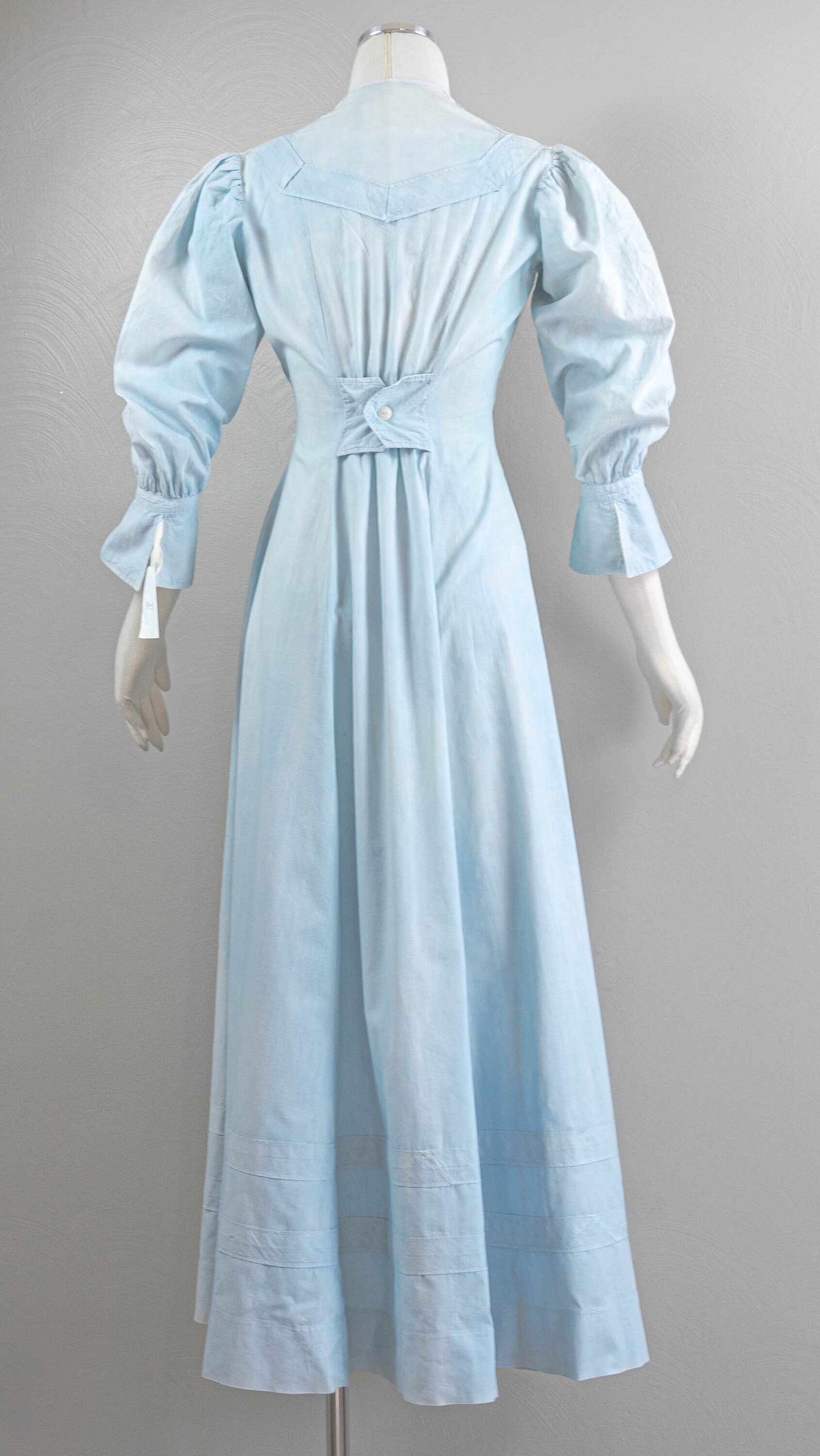 Wonderful Antique Light Blue Chambray Cotton Edwardian Wrapper  