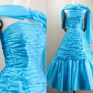 kelly taylor prom dress A month before Brenda Walsh and Kelly Taylor wore the infamous black-and-white dress to the spring dance on Beverly Hills, 90210 I wore basically the same dress to my senior prom. Mine