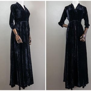 K&ouml;nnte beinhalten: Ein langes schwarzes Samtkleid mit V-Ausschnitt und einer Schleife in der Taille.