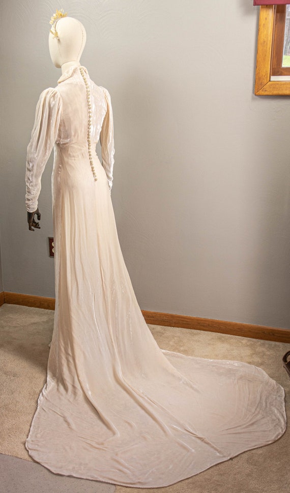 Glamorous 30s Off White Silk Velvet Wedding Dress… - image 8