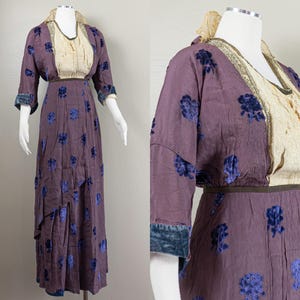 Antik plommonfärgad Devoré-klänning i siden från 1912, rosmönster, tangokrage, edwardiansk, medium