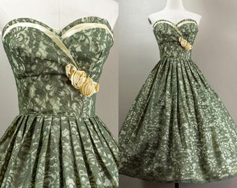 Vestido de fiesta de encaje verde oscuro de los años 50: escote en forma de corazón, falda plisada, talla extra pequeña