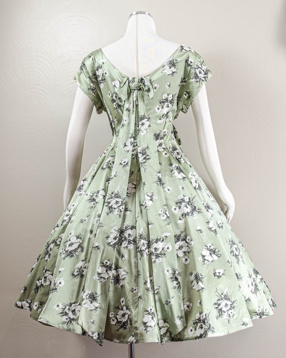 Gorgeous 50s/60s Green Satin Floral Printed Circl… - image 5