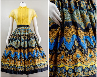 1950er Jahre Schwarz Blau und Gold Paisley Bedruckter Tellerrock, Mid-Centre Look, Neuheit Print