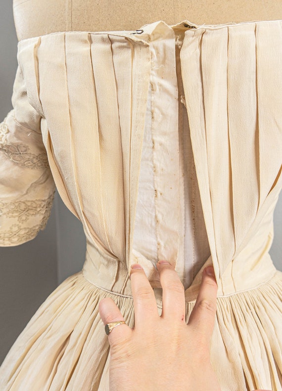 Stunning 1840s Cream Silk Jacquard Ball Gown, Rom… - image 6
