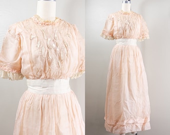 Liebling Kleid aus pastellrosa Seidengewebe aus den 1910er-Jahren, Seidenseide-Stickerei, Spitzenbesatz