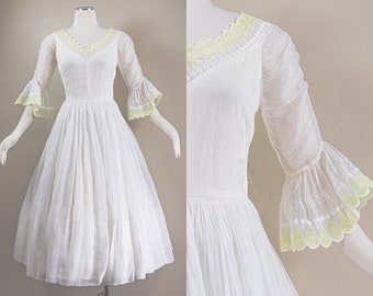 Lovley 50s White Cotton Organdy Tea Lenght Dress, Green Trim, Frilly 3/4 Lenght Sleeves, By Juniors Couture