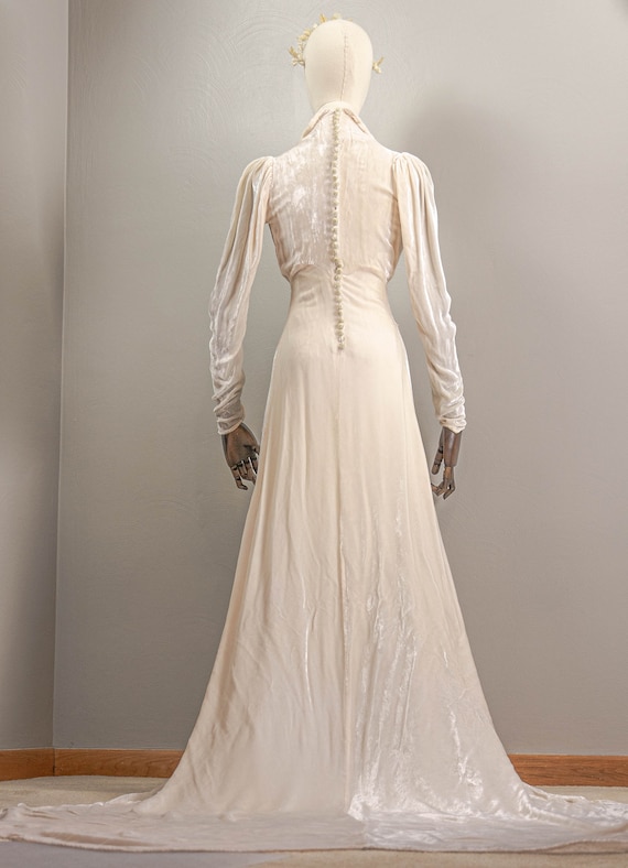 Glamorous 30s Off White Silk Velvet Wedding Dress… - image 9