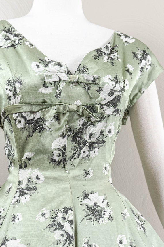 Gorgeous 50s/60s Green Satin Floral Printed Circl… - image 3