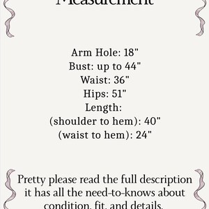 Puede incluir: Imagen color crema con la palabra "Medida" en la parte superior. El texto a continuaci&oacute;n enumera las medidas: sisa 45,7 cm, busto hasta 111,8 cm, cintura 91,4 cm, caderas 129,5 cm, largo (hombro a dobladillo) 101,6 cm, (cintura a dobladillo) 61 cm.