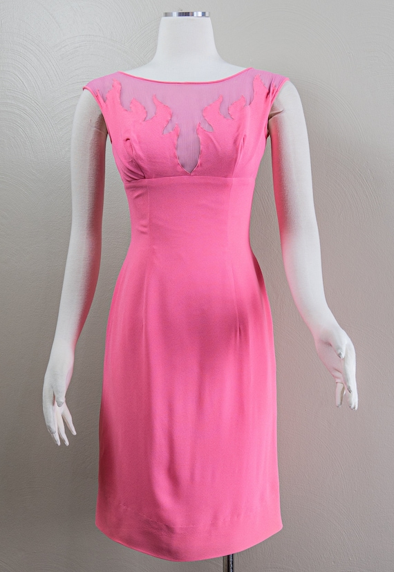 Flame Illusion Bust Hot Pink 60s Crepe Rayon Wigg… - image 2