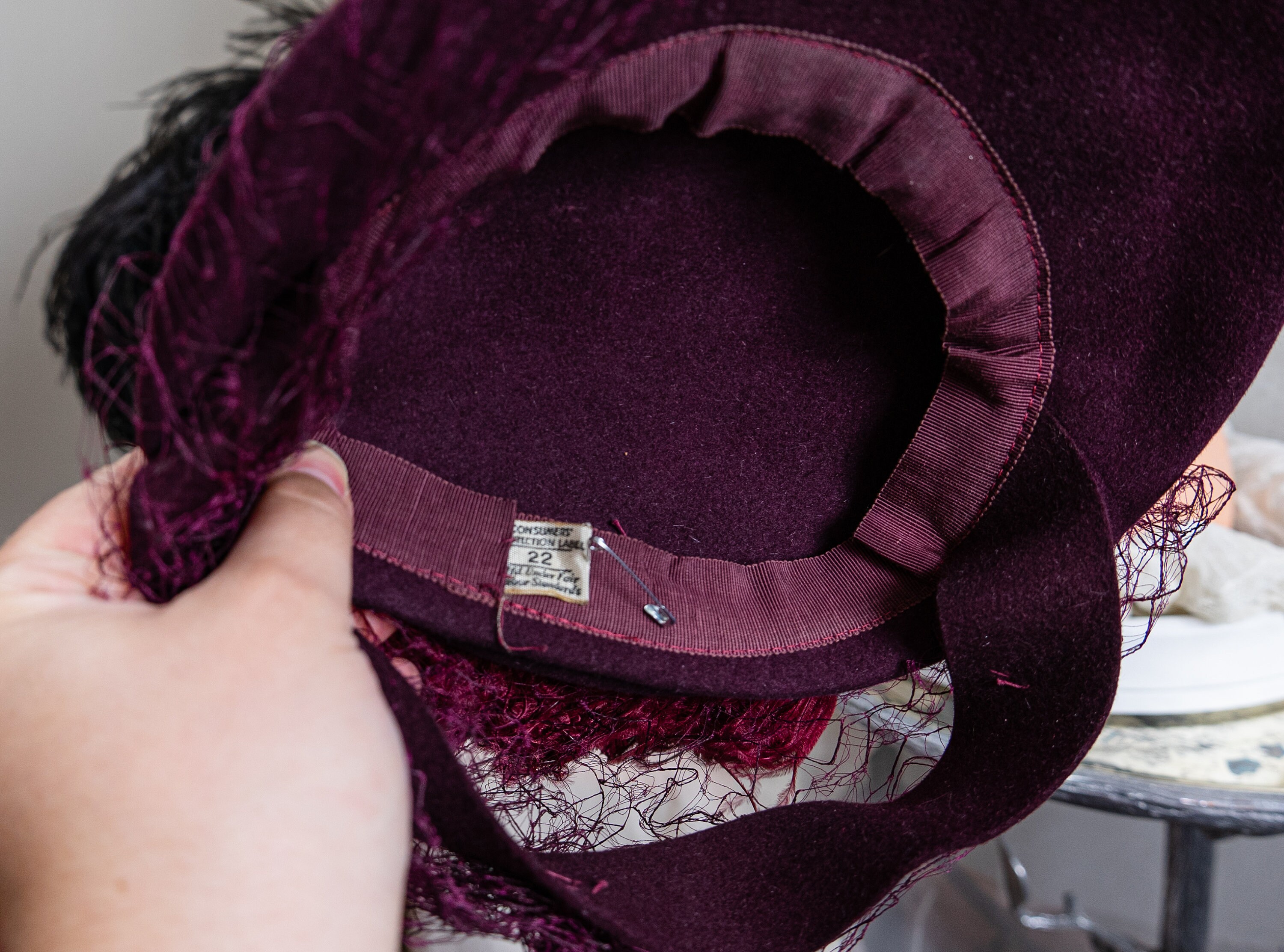 Chapeau Feutre Vintage BORDEAUX SAKS FIFTH AVENUE - Laine, Avec Plumes - Taille Unique - Occasion