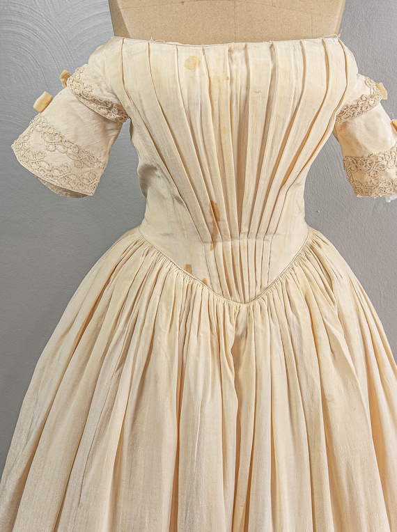 Stunning 1840s Cream Silk Jacquard Ball Gown, Rom… - image 3