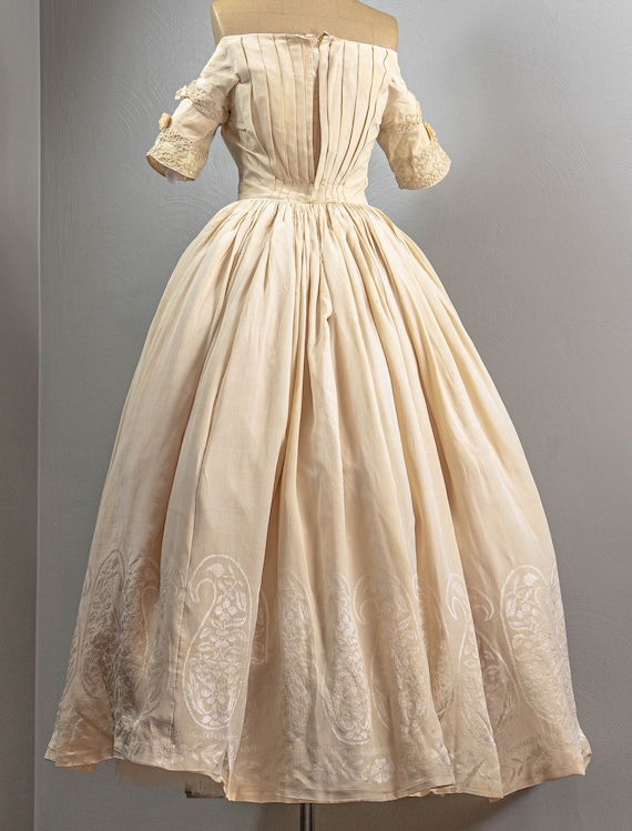 Stunning 1840s Cream Silk Jacquard Ball Gown, Rom… - image 5