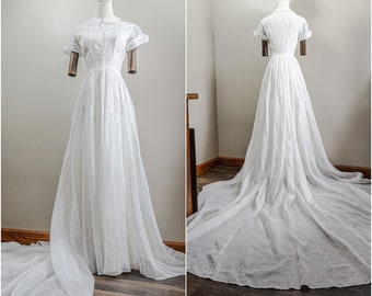 Süßes 40er/50er-Jahre-Hochzeitskleid aus transparentem weißem Baumwoll-Voile, Glasknöpfen und Perlenbesatz () lange Schleppe, kurze Ärmel