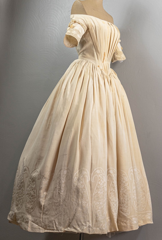 Stunning 1840s Cream Silk Jacquard Ball Gown, Rom… - image 4