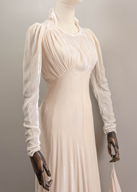 Glamorous 30s Off White Silk Velvet Wedding Dress… - image 3