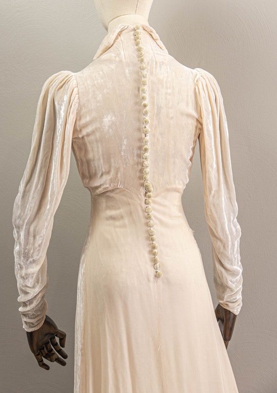 Glamorous 30s Off White Silk Velvet Wedding Dress… - image 7